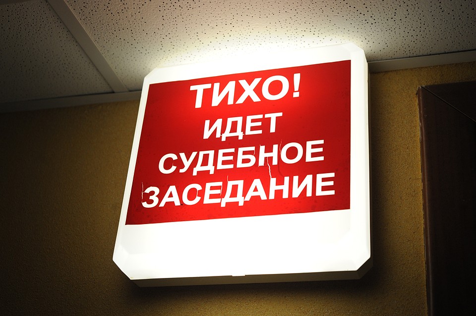 Когда жена заперлась в комнате, муж намеревался поджечь дверь