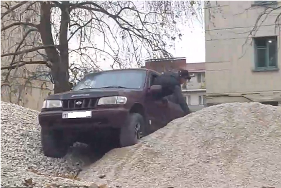Водитель покинул салон машины через окно. Фото: кадр видео