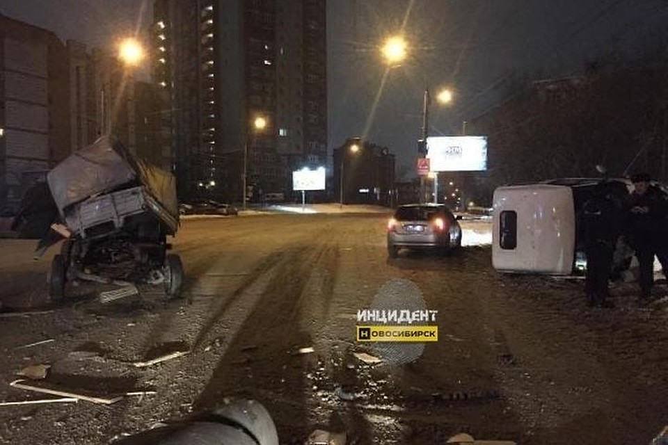 От удара о столб грузовик разорвало пополам. Фото: «Инцидент Новосибирск»