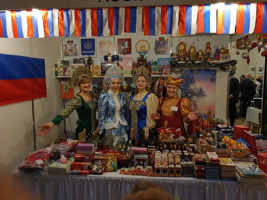 У стенда Псковской области посетителей встречали с улыбкой.