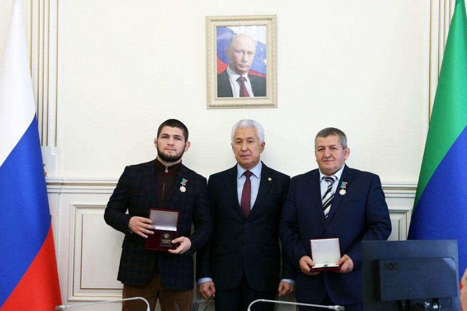 Награждение Нурмагомедовых Васильевым. Фото: пресс-служба главы Дагестана