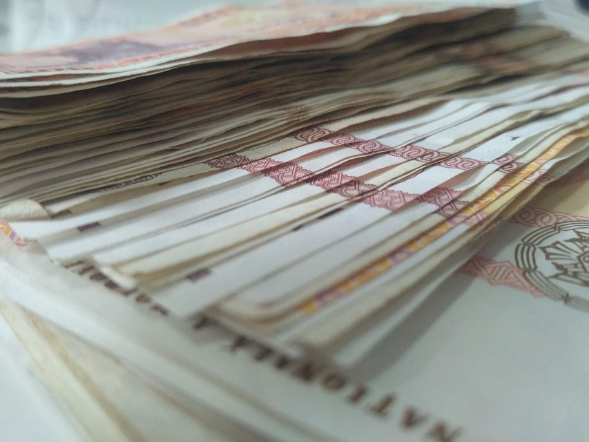 Как поступают в бюджет страны деньги от налогов, так страна выплачивает пенсии и пособия.