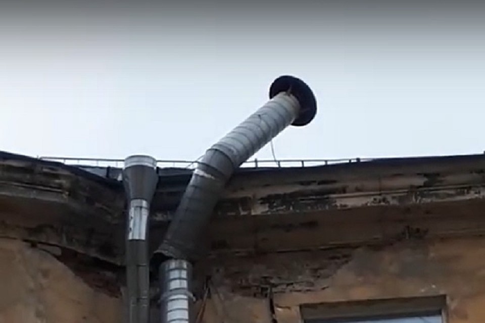 Водосточная труба опасно свисает во дворе вуза в Петербурге, где глыба убила студента