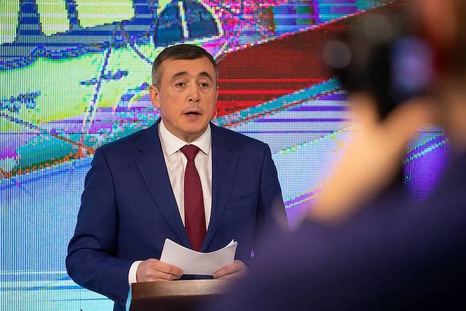 О программе расселения аварийного жилья губернатор региона Валерий Лимаренко рассказал 6 декабря в прямом эфире программы «Острова. Главное. Специальный выпуск». Фото: кадр видео.