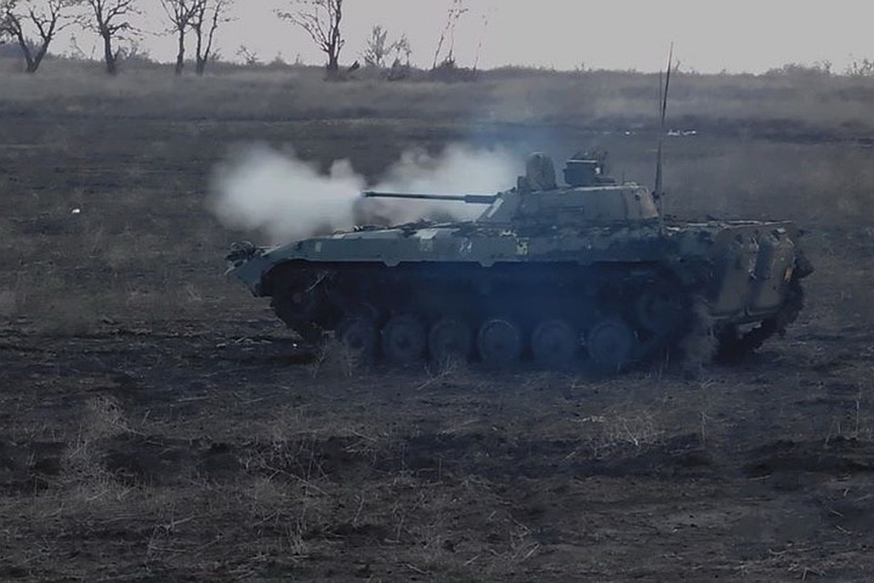 Противотанковая граната угодила в украинскую БМП, которая взорвалась. Фото: Пресс-центр штаба ООС