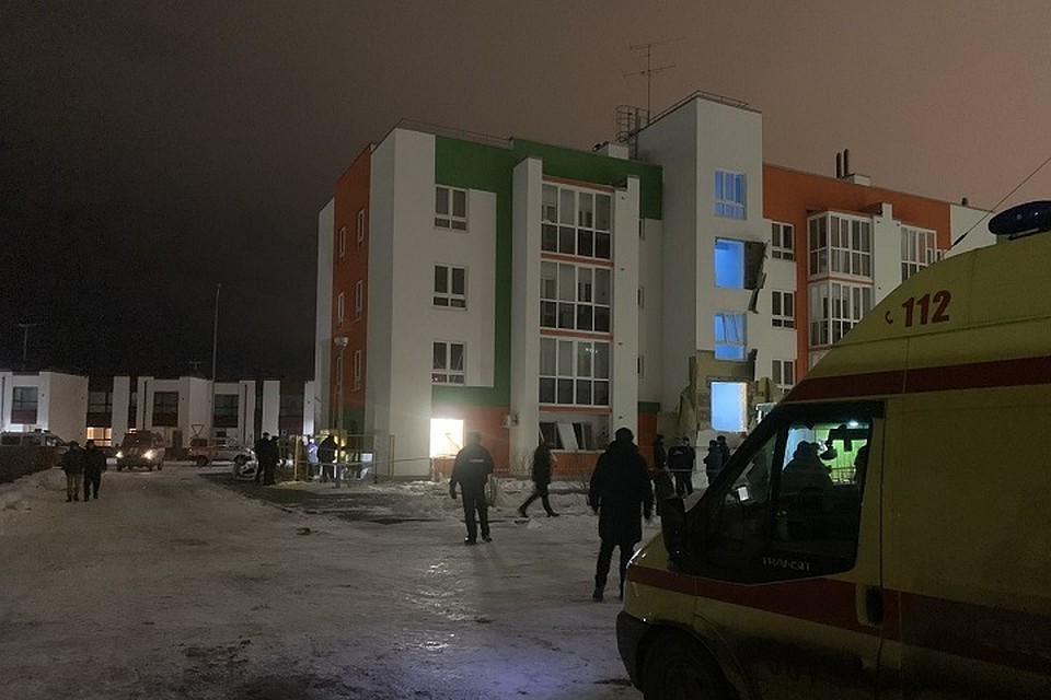 Губернатор взял на контроль ситуацию со взрывом в многоквартирном доме в Тюмени. Фото ГБУЗ ТО "Станция скорой медицинской помощи"