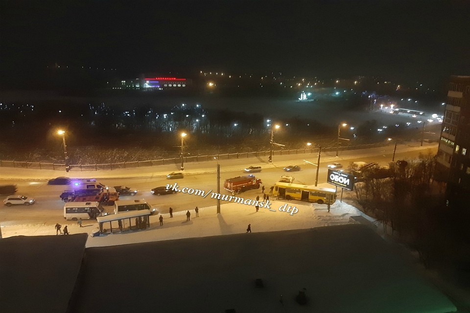 Автобус столкнулся с грузовиком, а затем врезался и в рекламный щит. Фото: vk.com/murmansk_dtp