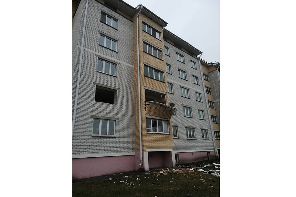 Взрывной волной выбит окна в квартире, выбита стенка балкона. Фото: МЧС.