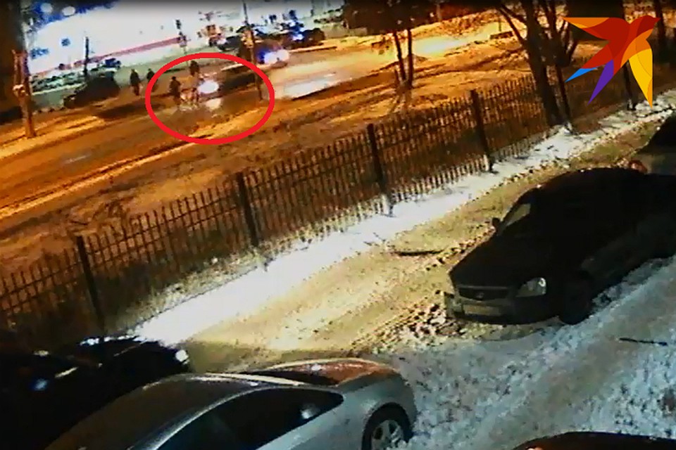 На записи отчетливо видео, как «Лада» влетает в группу подростков.