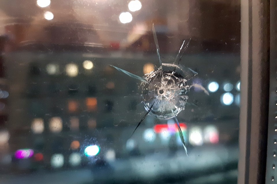 Пуля от пневматики попала в окно одной из квартир дома 8/10 по улице Душенова в Североморске. Фото: Ирина Николаева