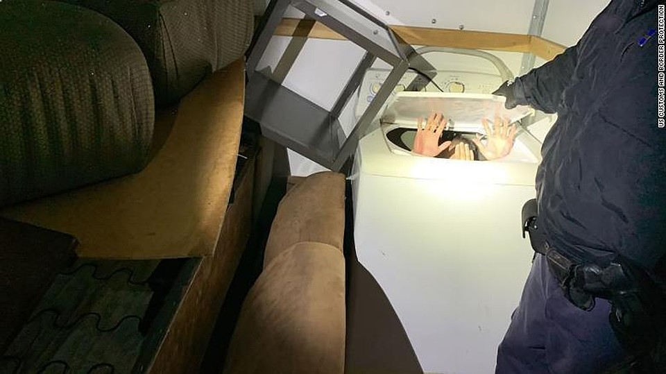Момент задержания нелегала, прятавшегося в стиральной машине, попал на камеры пограничников. Фото: Служба таможенного и пограничного контроля США