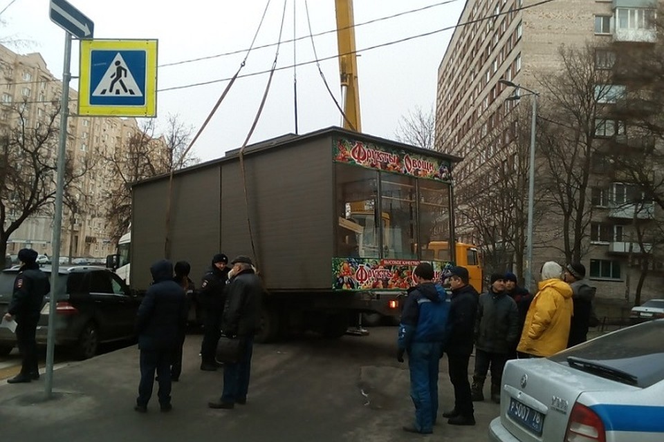Бизнесмены пытаются отвоевать овощной ларек у полиции на Гражданском проспекте в Петербурге
