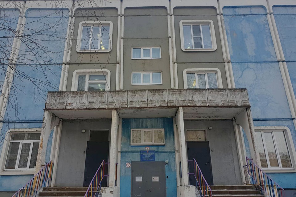 На третьем этаже - окна групп детского сада, над которыми протёк потолок. Фото: Катерина Ламри.
