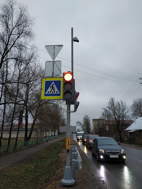 Фото: ФКУ Упрдор «Северо-Запад». Светофор установили на перекрестке центральных улиц города.