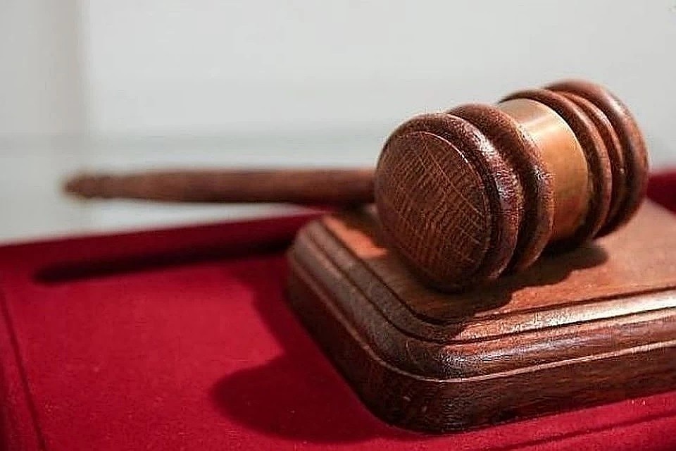 Прокуроры пытаются через суд заставить двух девочек ходить в школу