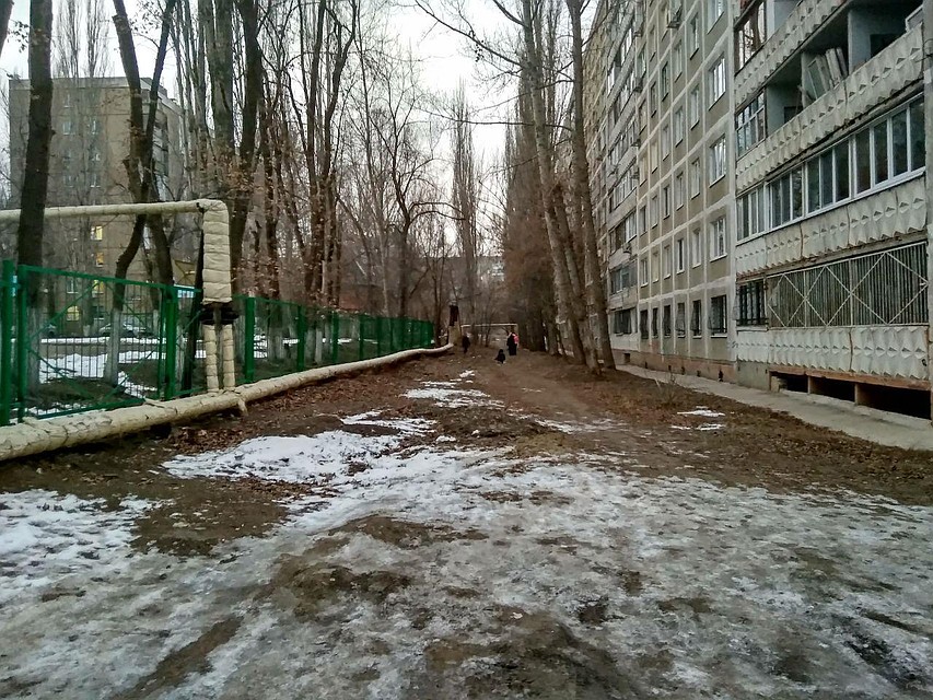По этой дороге саратовские дети в темноте идут в школу №49 мимо заброшенных зданий