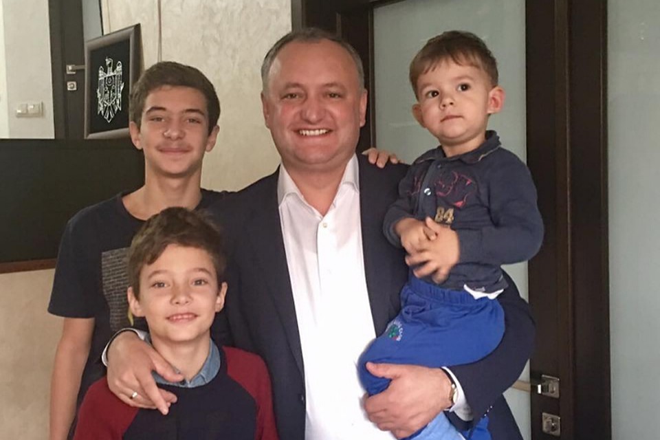 Лучше поиграть с детьми, чем идти на "шашлыки с демократами".