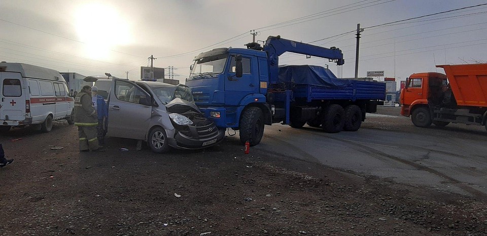 Невнимательный водитель грузовика едва не раздавил легковушку