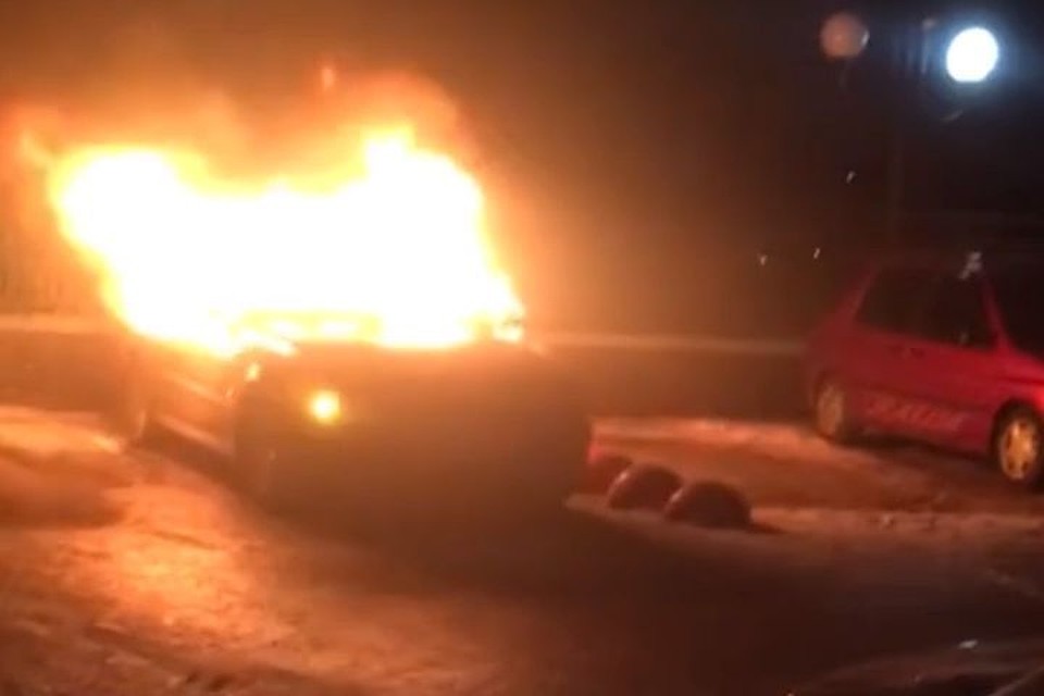 Сильнее всего в машине пострадали салон и моторный отсек. Фото: Инцидент.Екатеринбург, vk.com