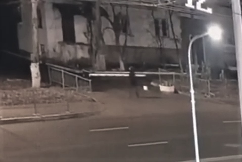 Парень пришел ночью, чтобы расправиться с помехой для парковки. Фото: кадр видео