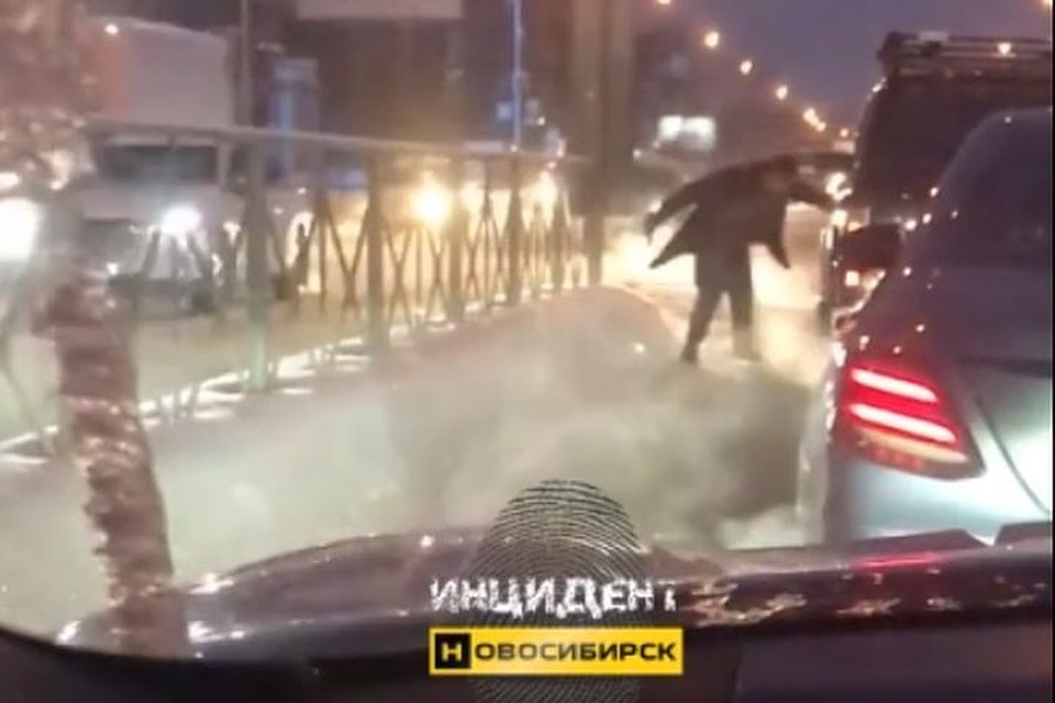 Водитель иномарке изрезал колеса УАЗу за то, что скрылся с места аварии. Фото: стоп-кадр