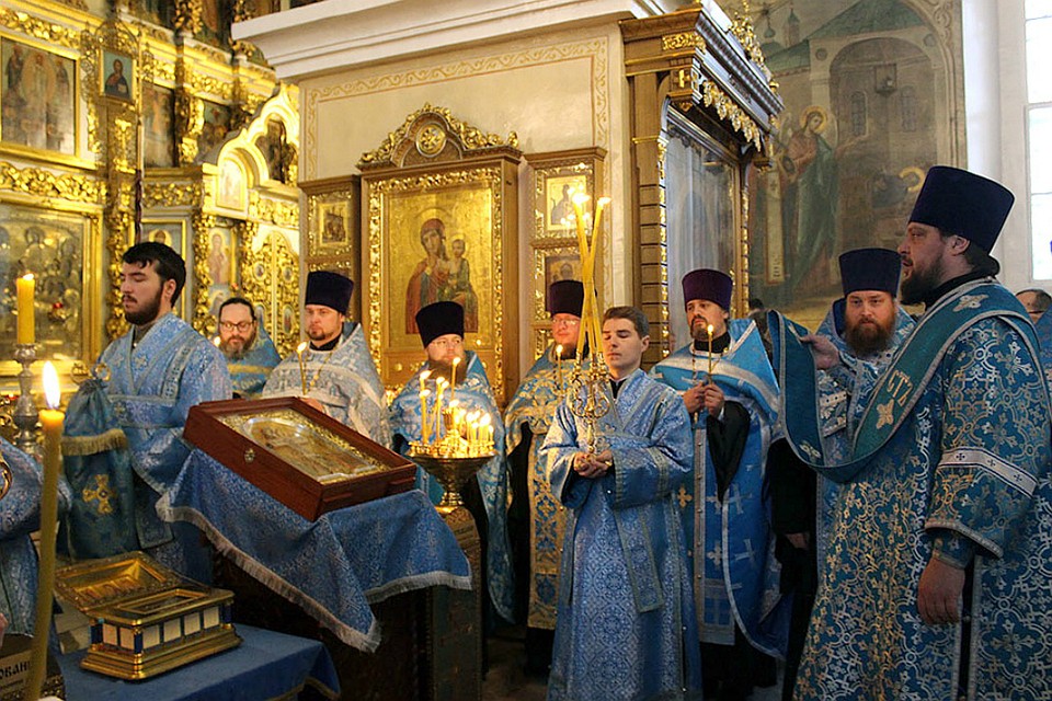 За богослужением молились студенты и преподаватели Вятского Духовного училища, сотрудники Вятской епархии, прихожане. Фото: вятская-епархия.рф