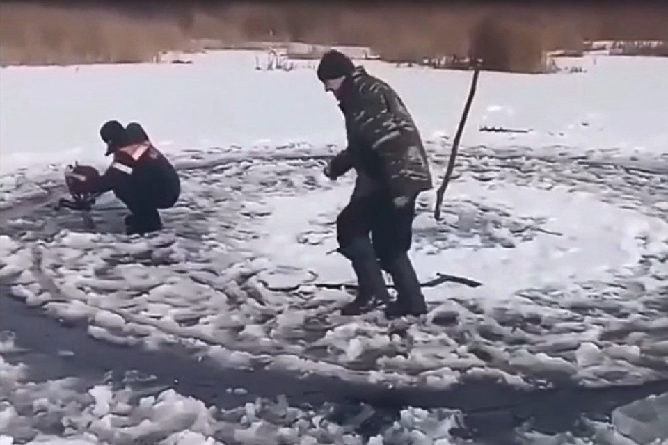 Суровые сибирские рыбаки вырезали карусель на тонкой льдине. Фото: группа extremal_03