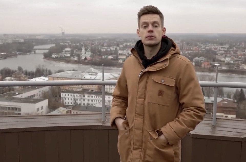 Журналист Юрий Дудь в Твери записал сюжет о «Рюмке». Фото: кадр с видео YouTube/ канал «ВДудь»