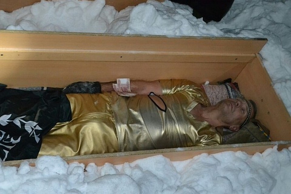 В деревянном саркофаге под слоем снега Повелитель холода провел 12 часов.