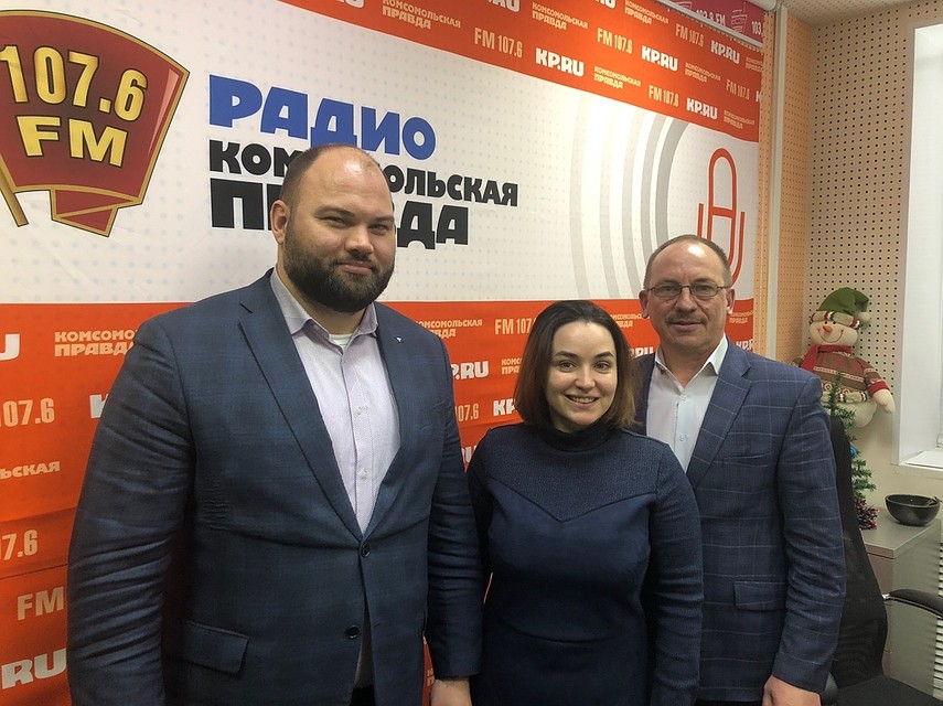 Главный врач Республиканского онкодиспансера Никита Свирин, ведущая Марина Мирлачева и и.о. министра здравоохранения УР Георгий Щербак