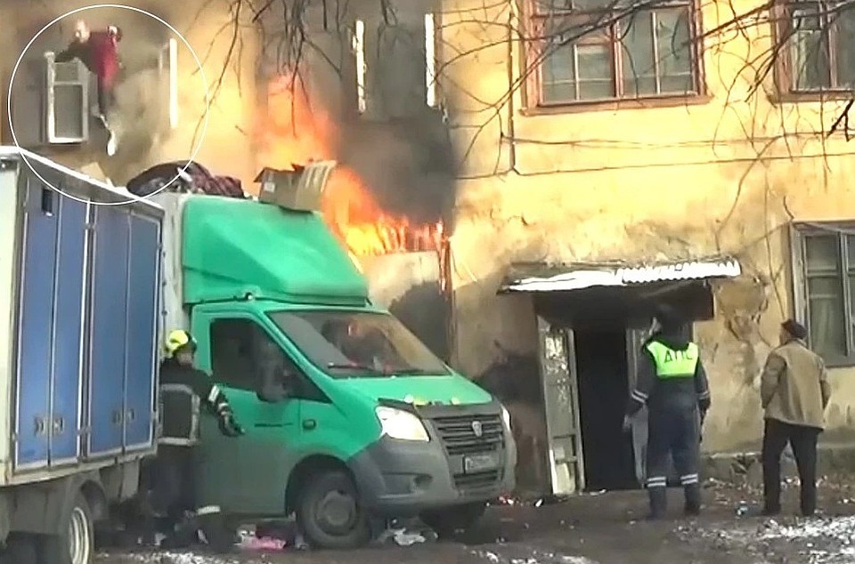 При помощи грузовика жители второго этажа благополучно спустились вниз