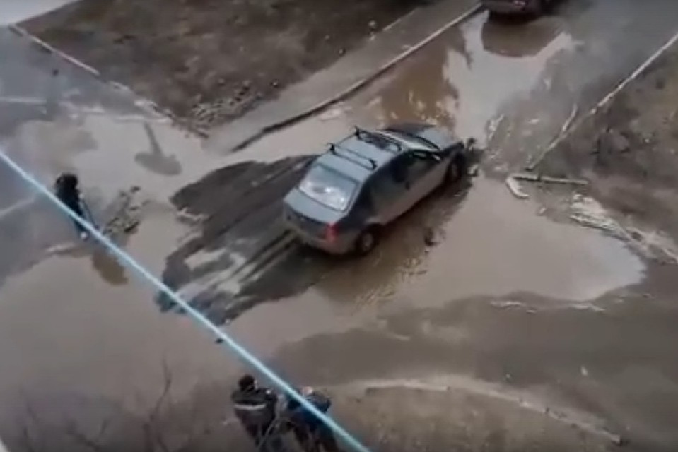 Очевидцы: под Липецком асфальт уложили в лужу и раскатали машиной