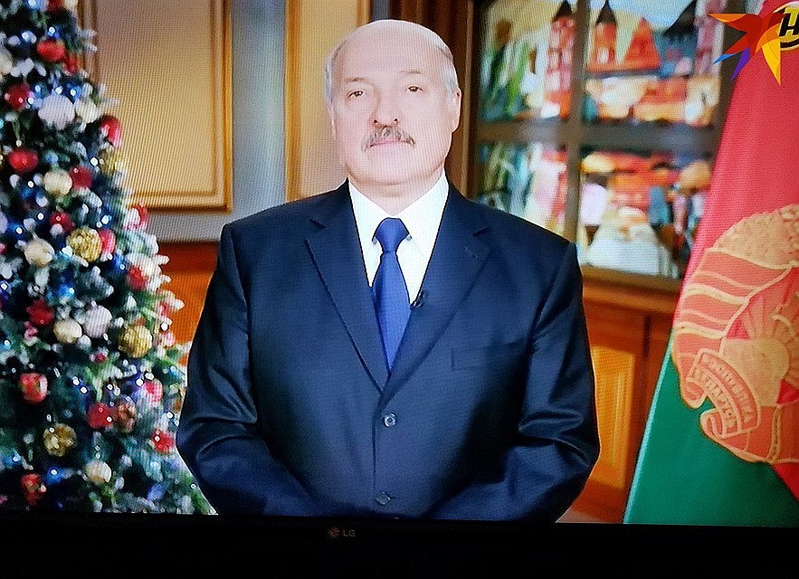 Выступление президента с экранов всех телевизоров страны в последние минуты года - традиция, от которой в Беларуси не отступают.