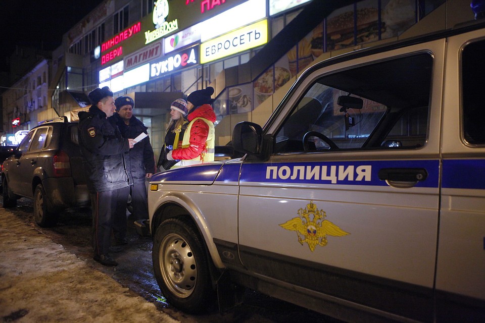 Дебоширов из кафе доставили в полицию.