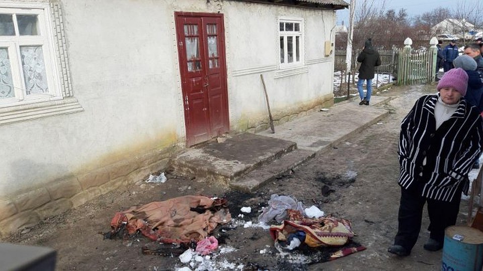 "Да, я была пьяна, праздник ведь": мать погибших в пожаре детей в молдавском селе не могла стоять на ногах - ее привели соседи