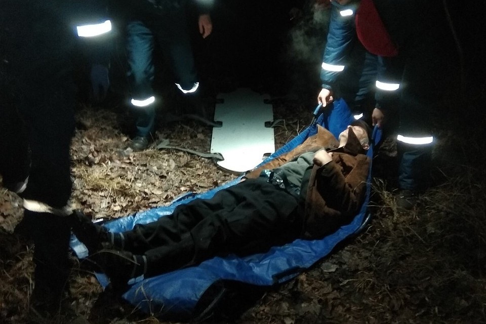 Мужчину на носилках спустили из урочища и передали в руки медиков. Фото: пресс-служба МЧС по РК