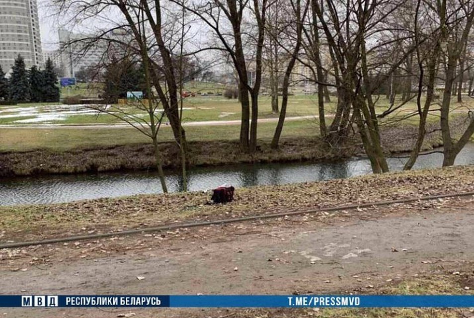 Сумку нашли коммунальники, которые чистили реку. Фото: МВД