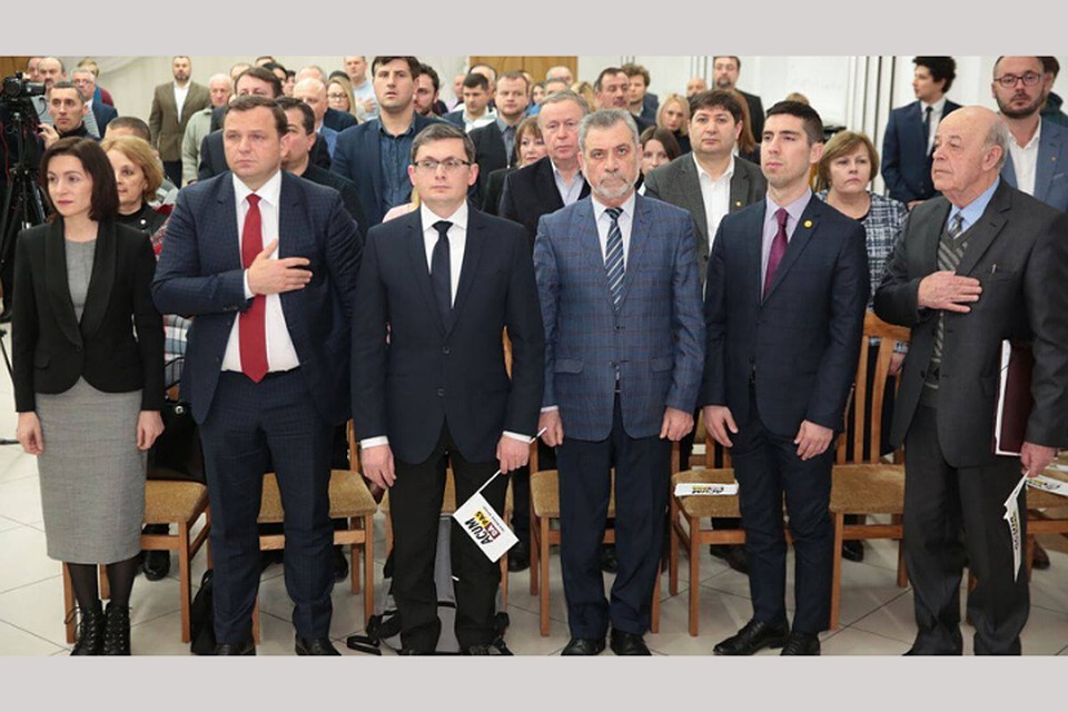 АКУМ говорит про 2019 год и держится за сердце.