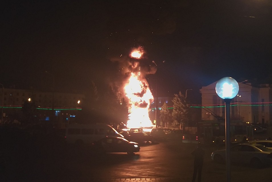 В Гомеле сгорела новогодняя елка. Фото: vk.com/id256167849