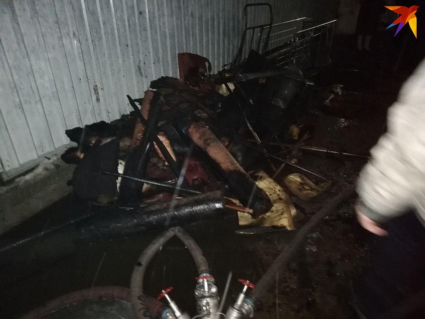 На сгоревшем складе продолжают разбирать завалы. Фото Алексея Юмашева