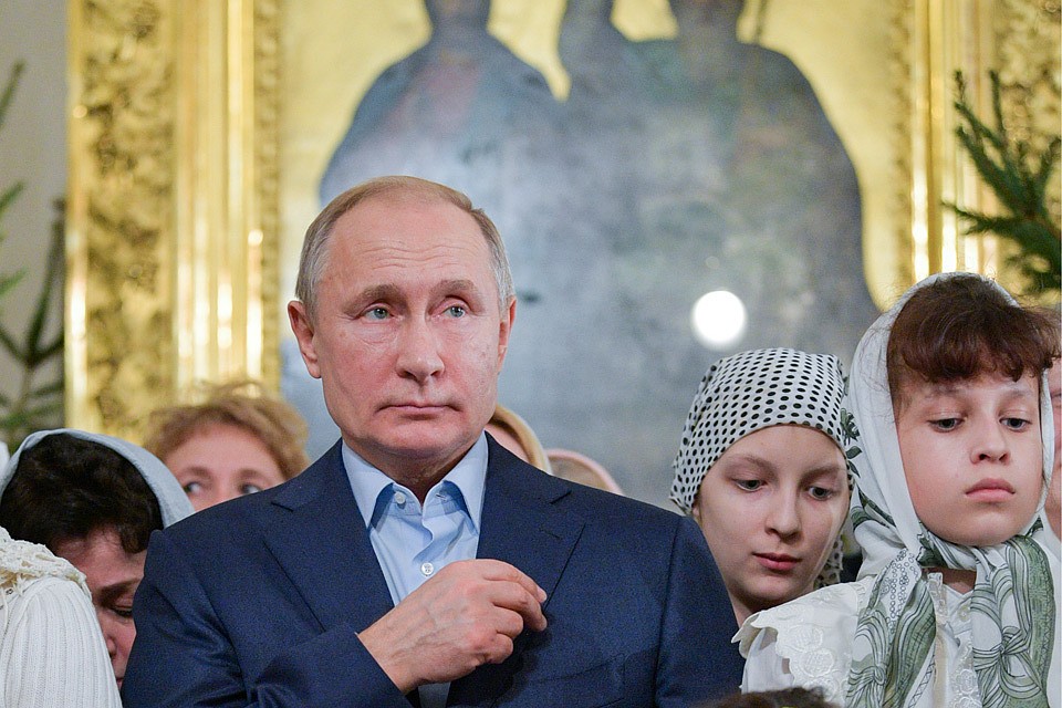 Президент России Владимир Путин во время праздничного богослужения по случаю Рождества Христова в 2019 году в Спасо-Преображенском соборе. Фото: Алексей Дружинин/пресс-служба президента РФ/ТАСС