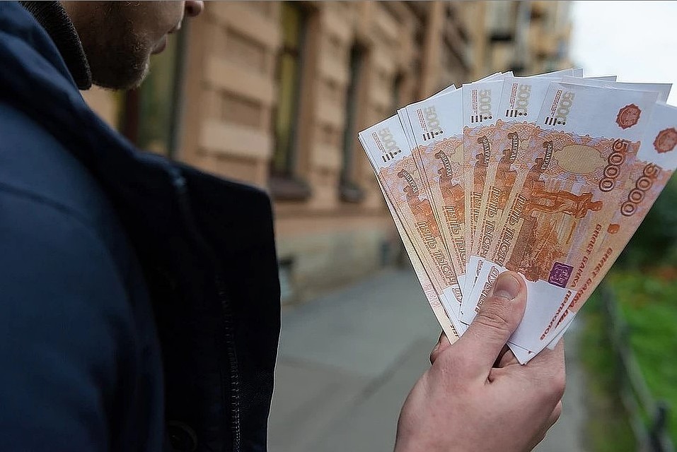 Домушники вынесли деньги и драгоценности