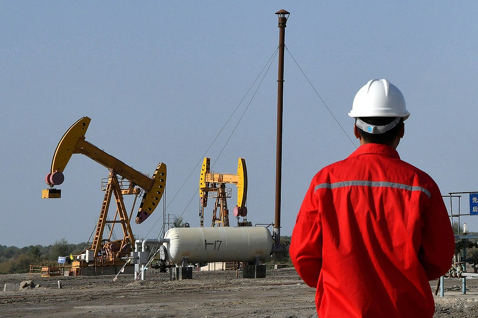 После авиаударов Ирана по американской военной базе нефть начала дорожать.
