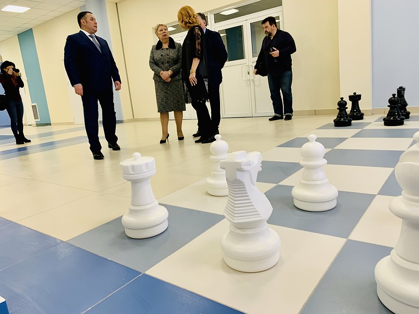 В одной из рекреаций есть гигантские шахматы.