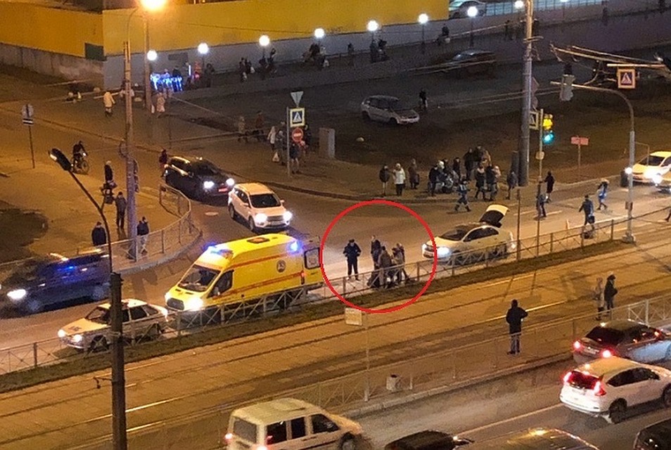 К сбитому ребенку приехала машина реанимации. Фото: vk.com/spb_today