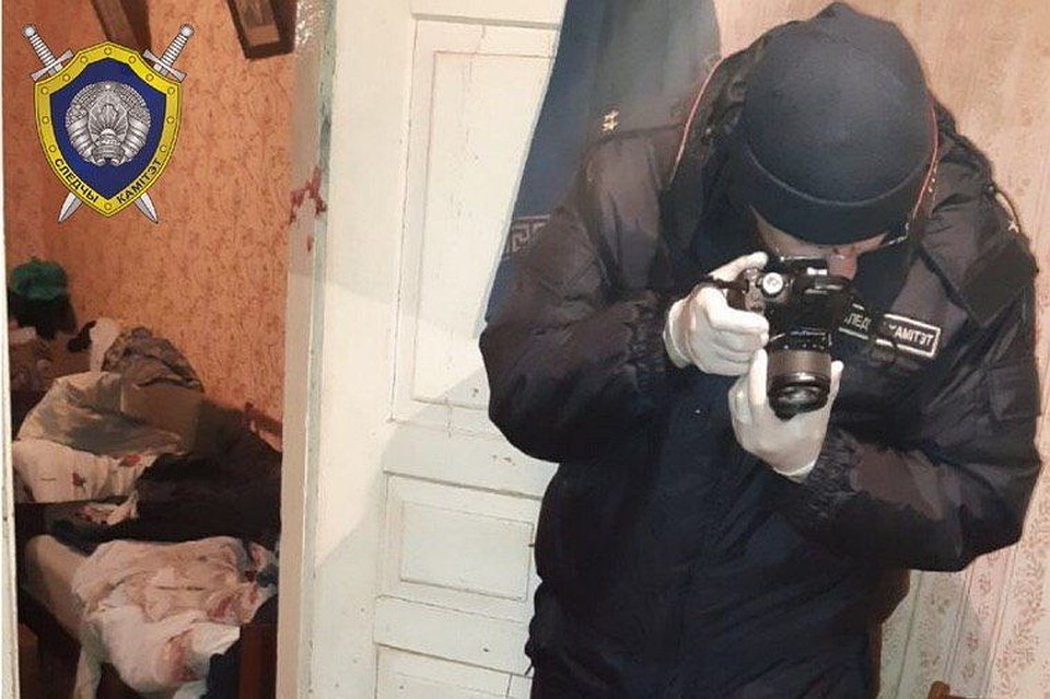 Следователи работают на месте совершения убийства. Фото: СК
