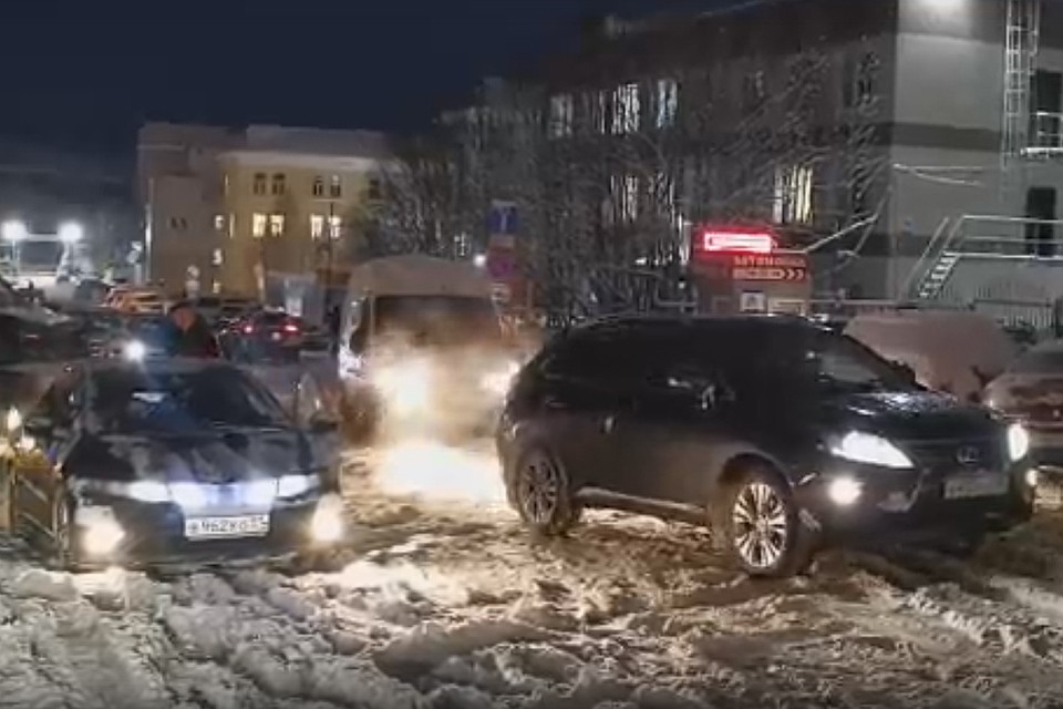 Каша вроде не глубокая, но проехать нельяз - под снегом лед. Фото: Наталья Ягудина