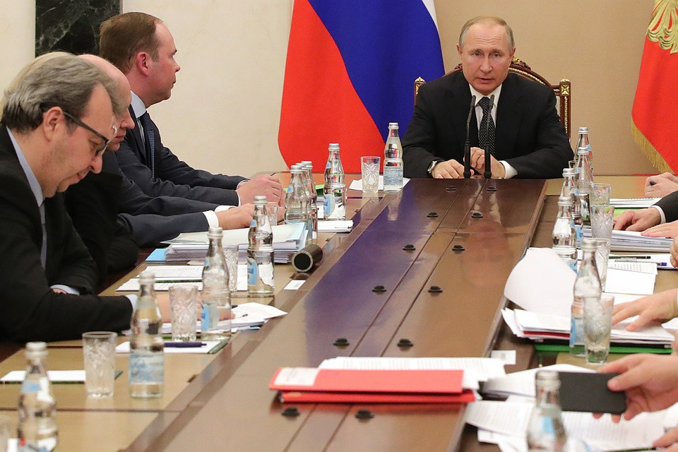Президент РФ Владимир Путин в Кремле на совещании по подготовке ежегодного послания к Федеральному Собранию РФ. Фото: Михаил Климентьев/пресс-служба президента РФ/ТАСС