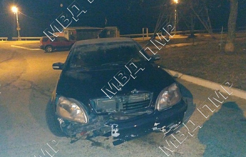 Водитель Mercedes врезался в отбойник.