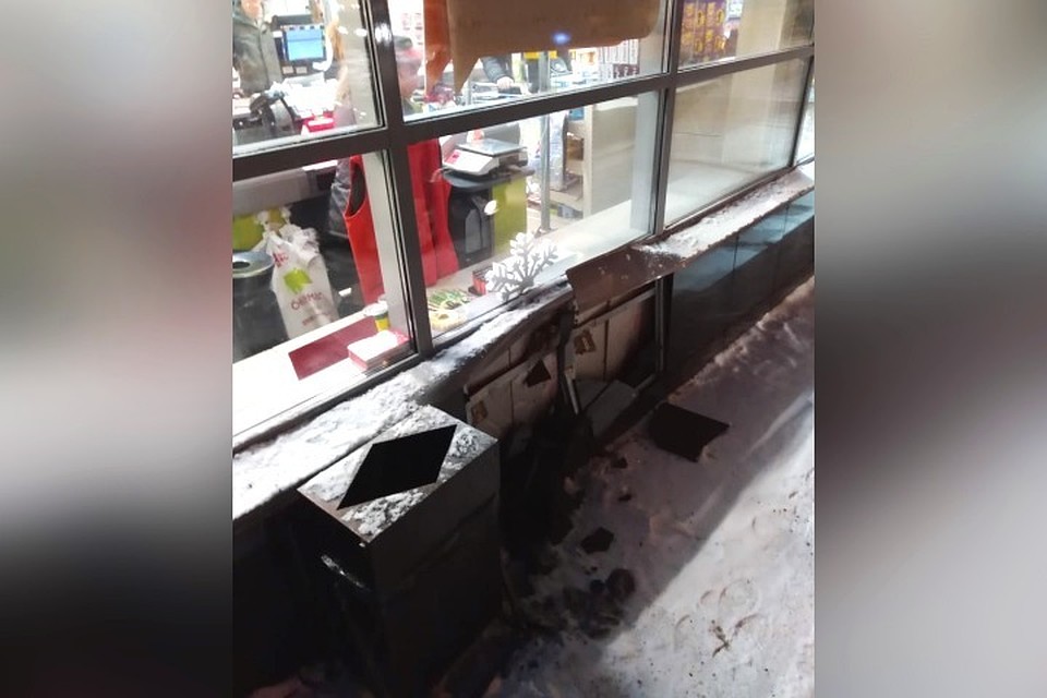 Маленький ребенок на автомобиле протаранил магазин. ФОТО: vk.сom, "Типичный Кемерово"